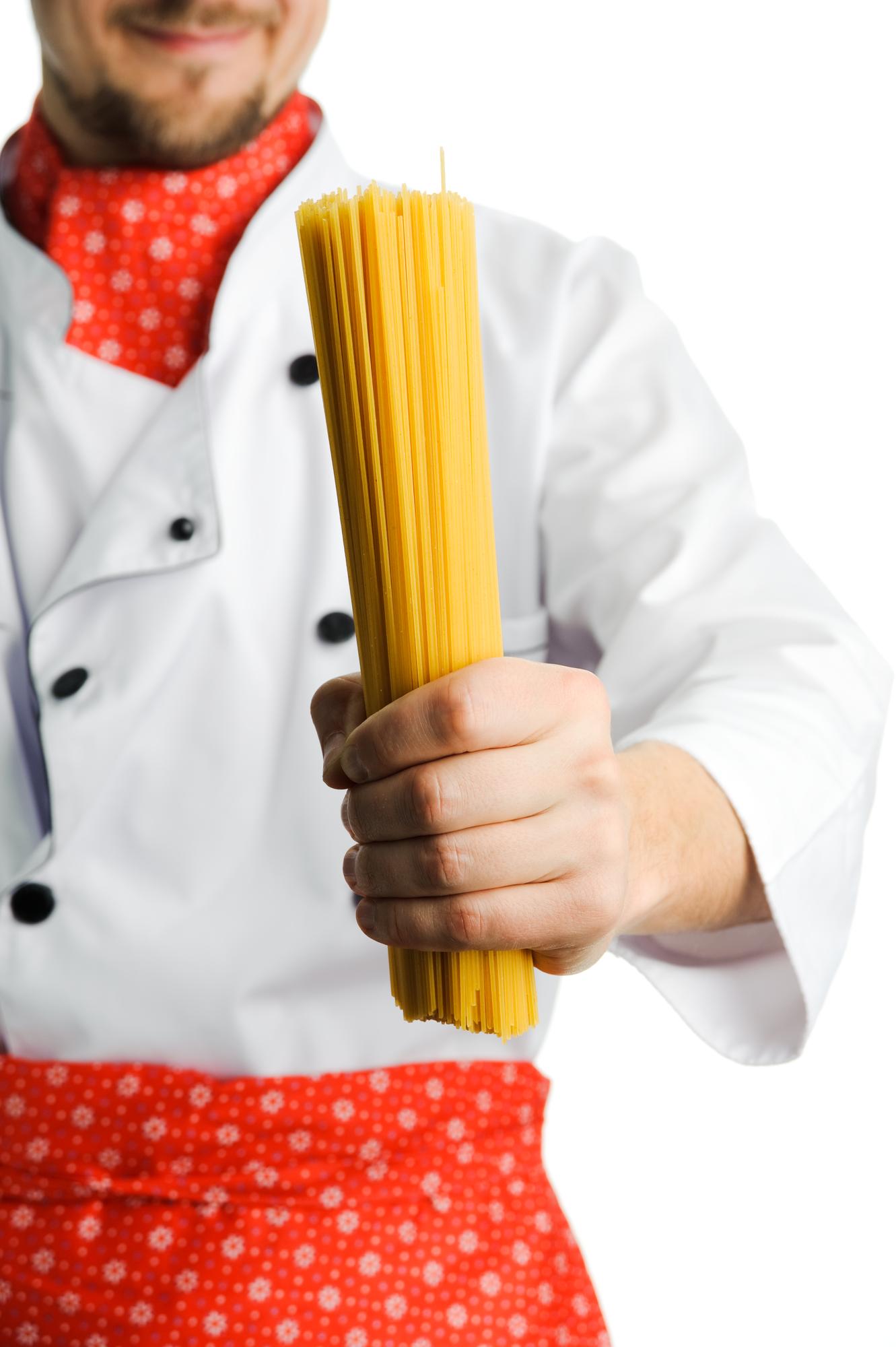 Chef che prepara una pasta fresca in cucina casalinga